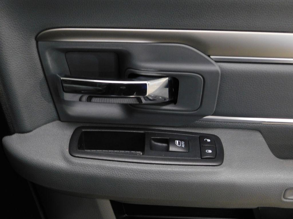 RAM 1500 SLT Crew Cab SWB 4WD 2016