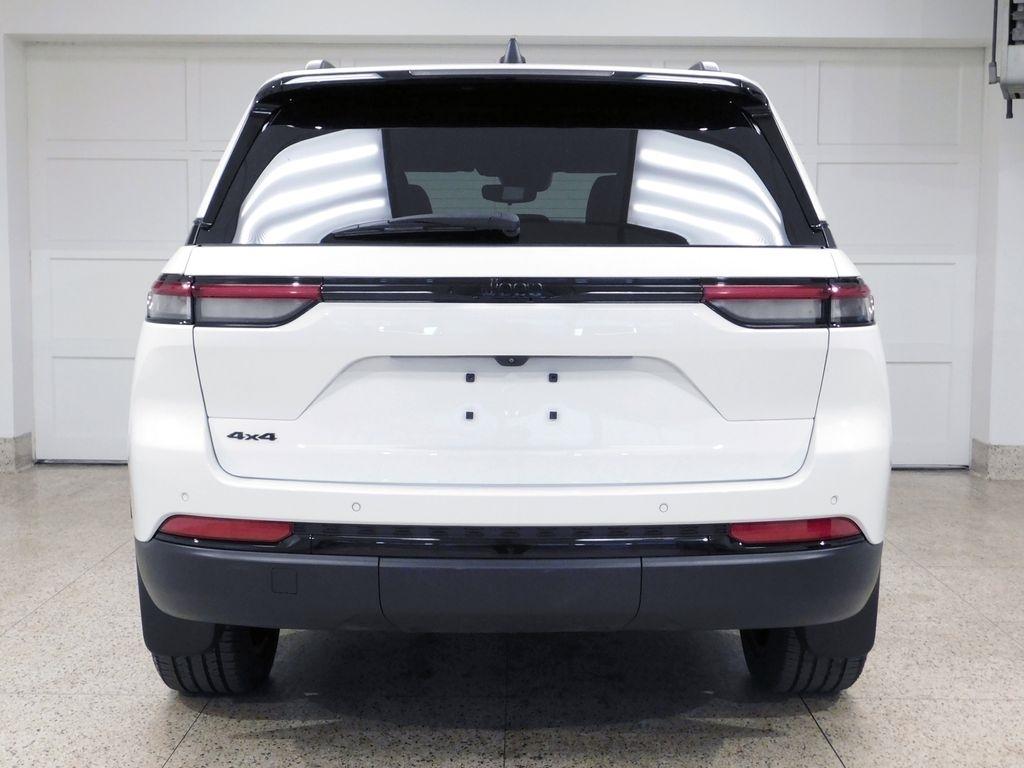 Jeep Grand Cherokee Laredo 4WD 2023