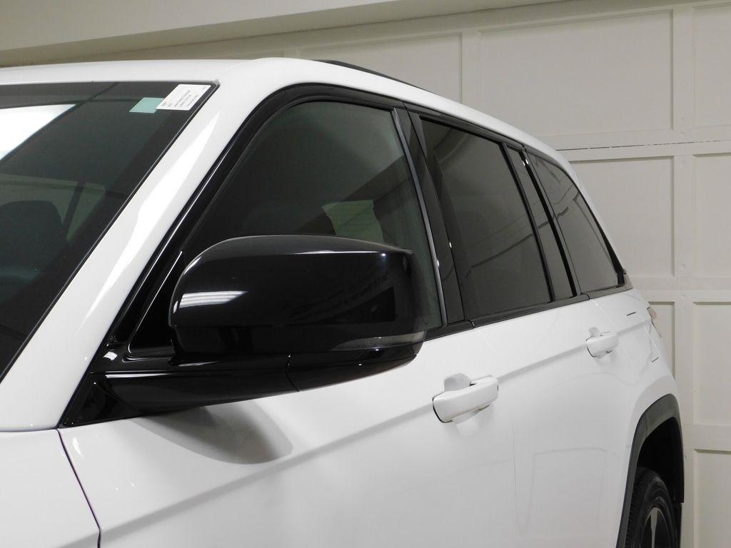Jeep Grand Cherokee Laredo 4WD 2023