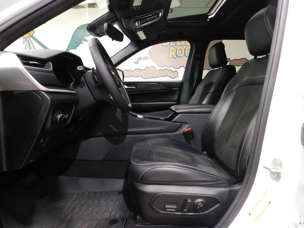 Jeep Grand Cherokee Laredo 4WD 2023