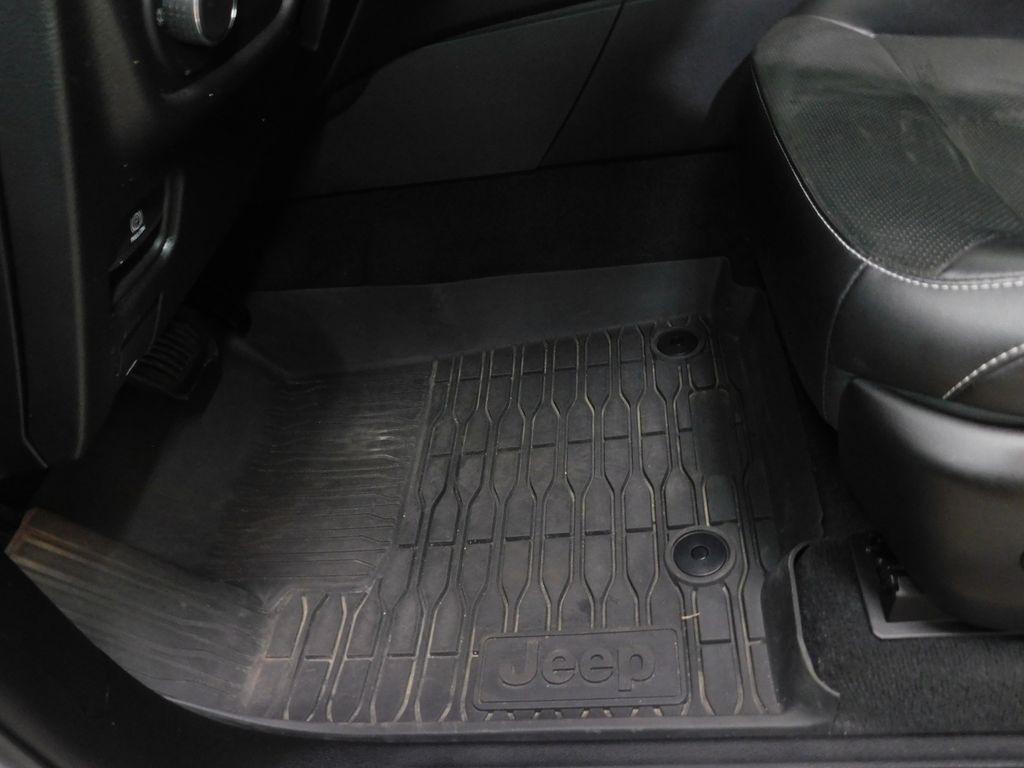 Jeep Grand Cherokee Laredo 4WD 2023