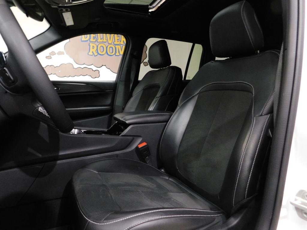 Jeep Grand Cherokee Laredo 4WD 2023