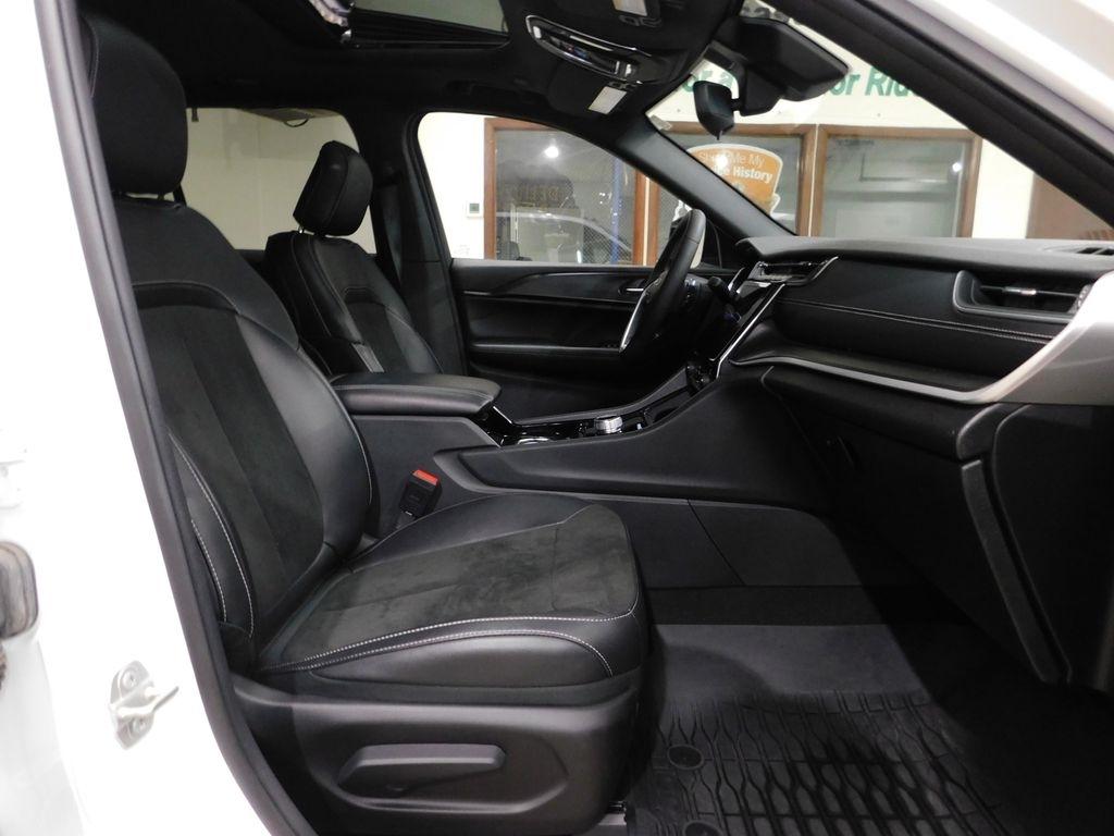 Jeep Grand Cherokee Laredo 4WD 2023