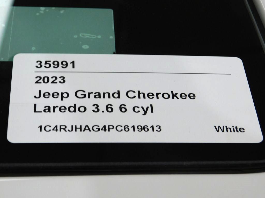 Jeep Grand Cherokee Laredo 4WD 2023