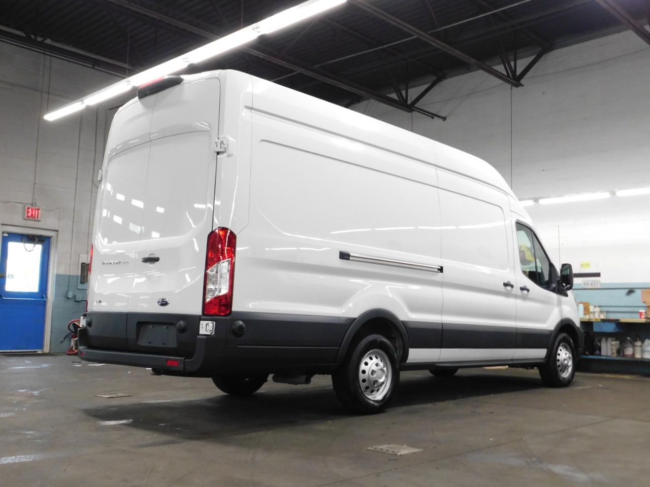 Ford Transit 250 Van High Roof w/Sliding Pass. 148-in. WB EL 2025
