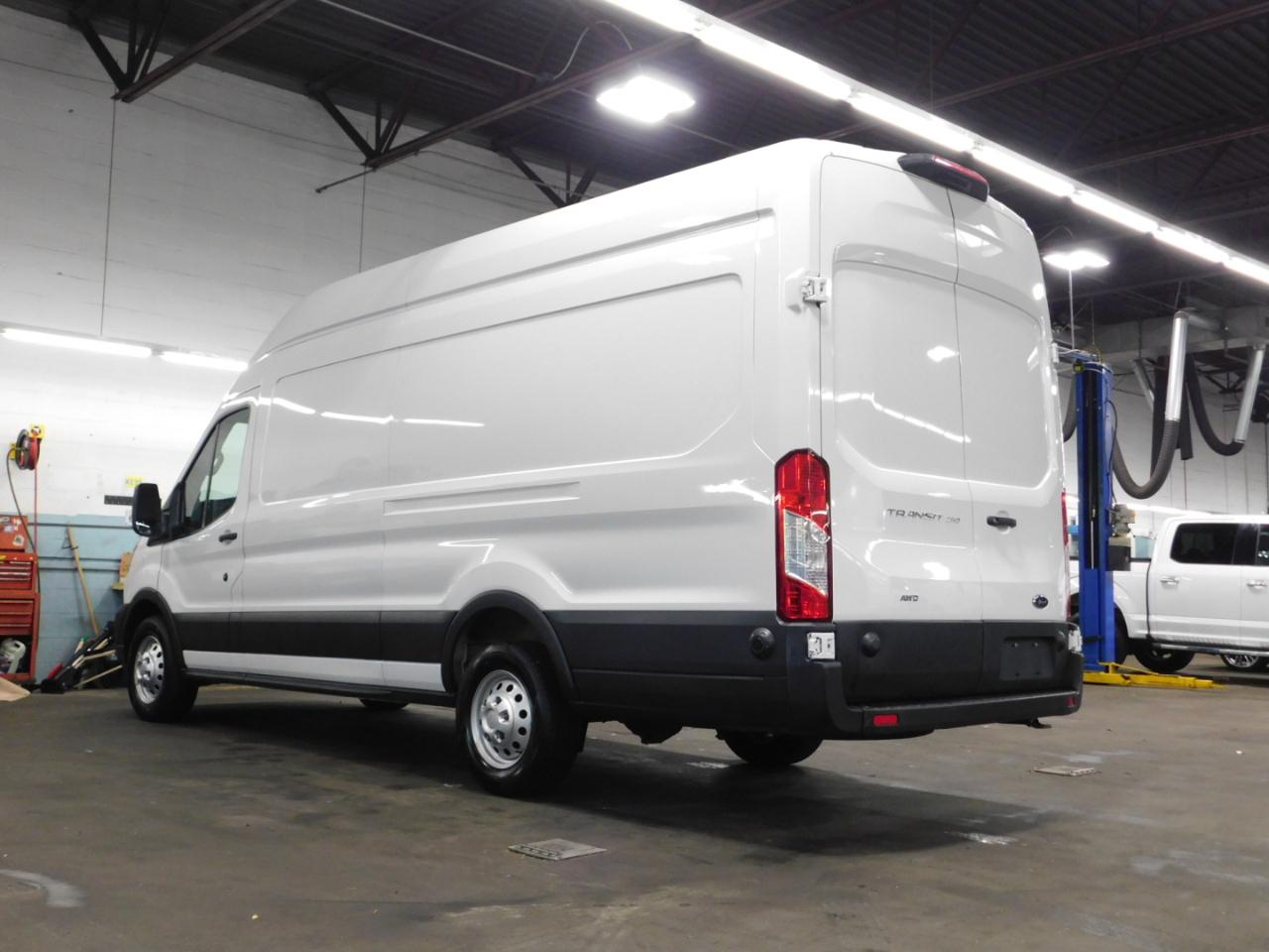 Ford Transit 250 Van High Roof w/Sliding Pass. 148-in. WB EL 2025