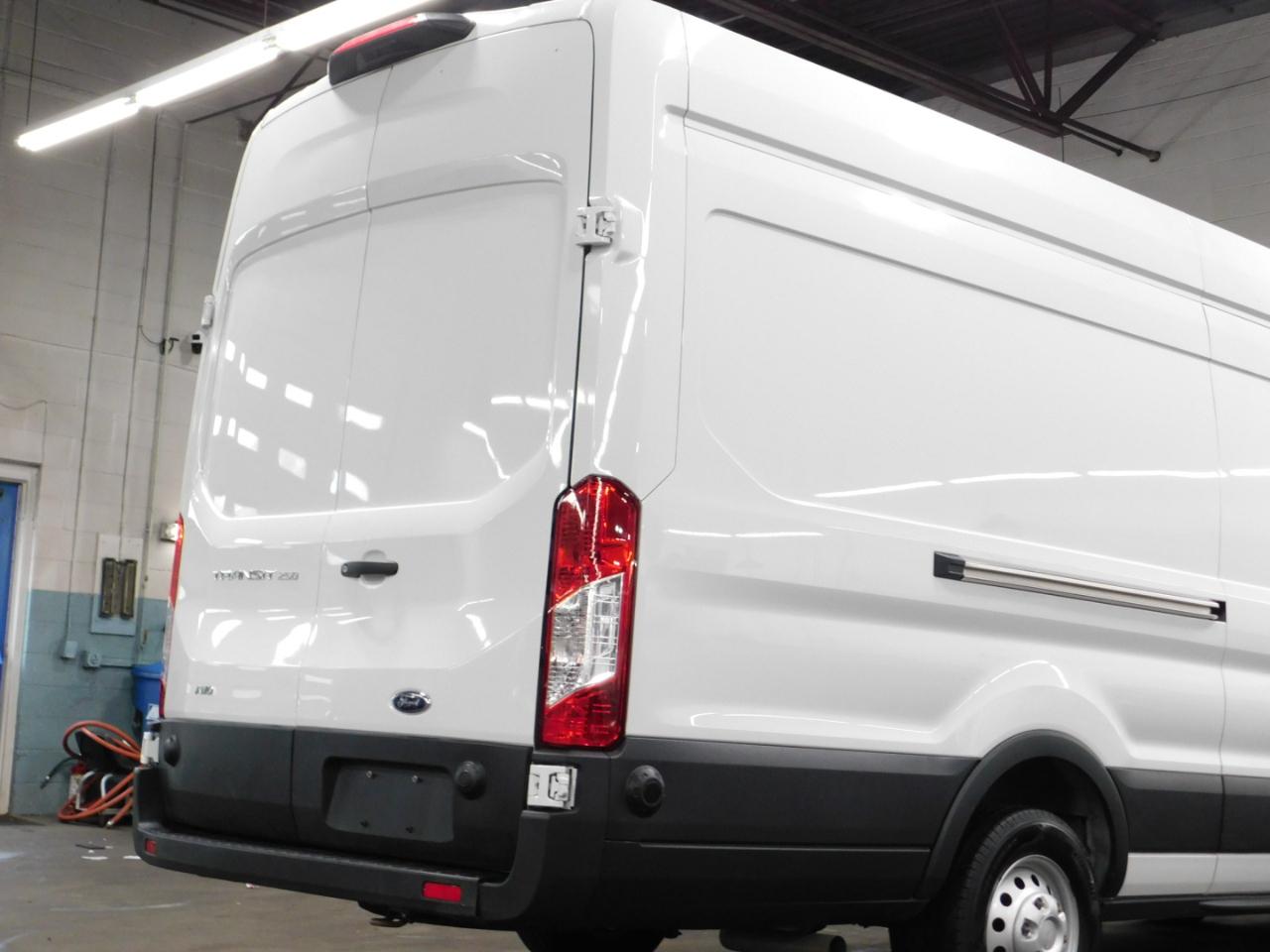 Ford Transit 250 Van High Roof w/Sliding Pass. 148-in. WB EL 2025