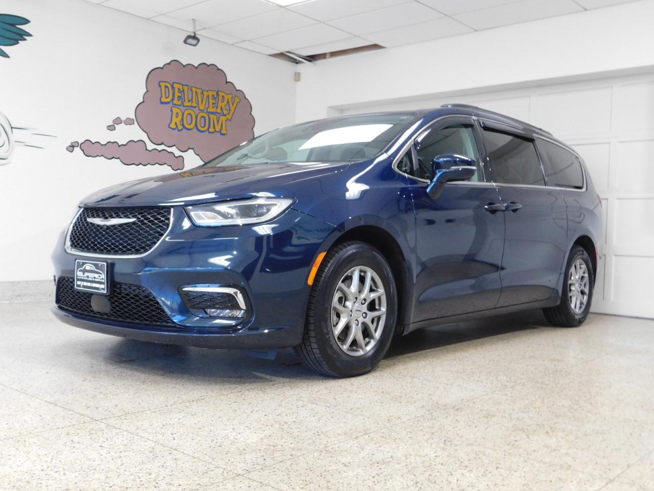 2021 Chrysler Pacifica Touring's photo
