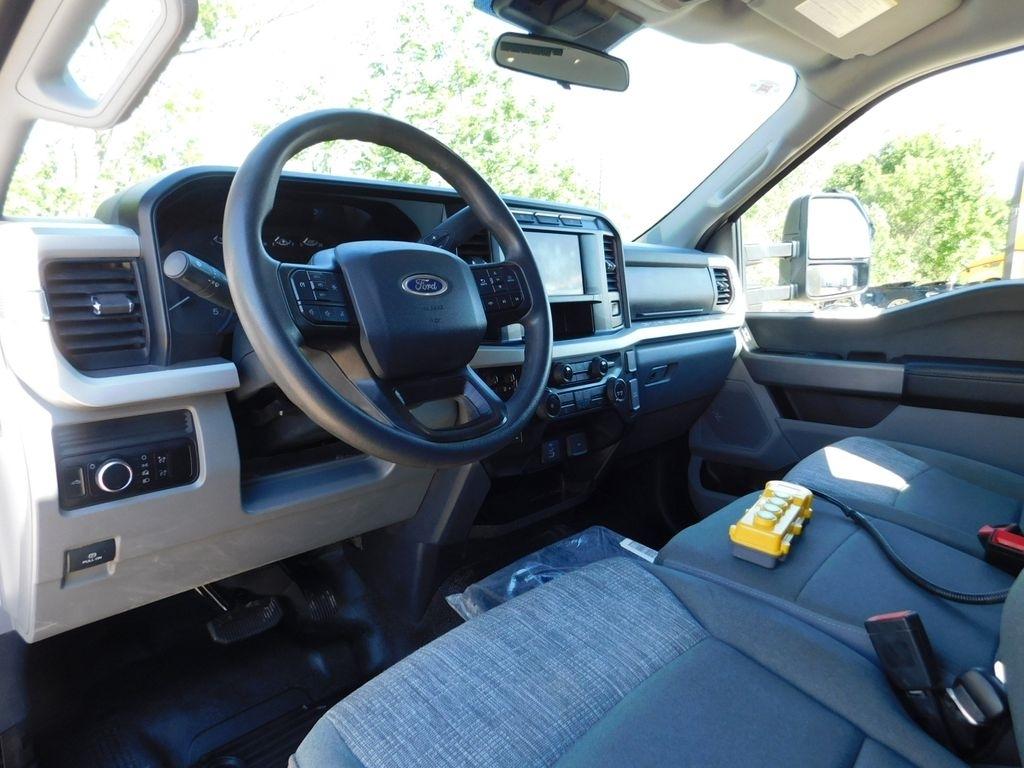 Ford F-550 Regular Cab DRW 4WD 2023