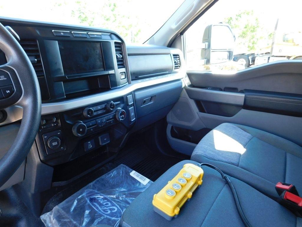 Ford F-550 Regular Cab DRW 4WD 2023