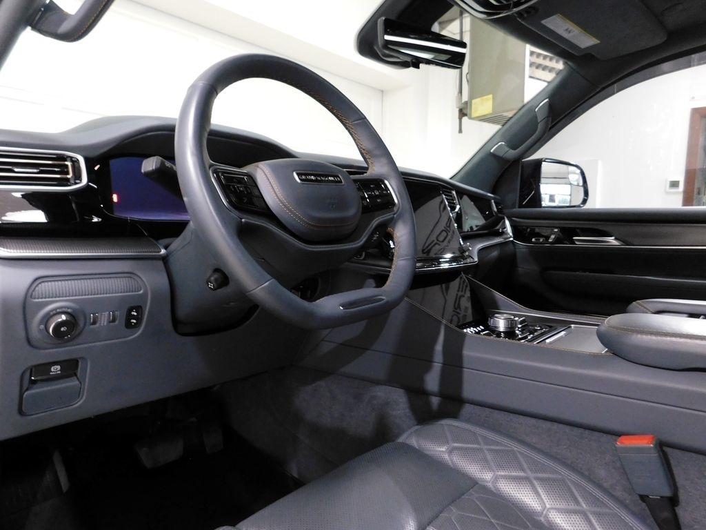 Jeep Grand Wagoneer Series III 4WD 2023