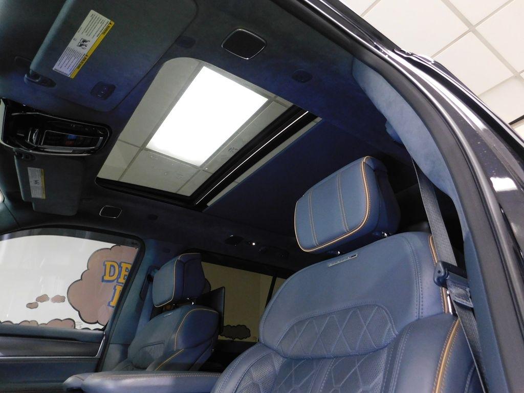 Jeep Grand Wagoneer Series III 4WD 2023