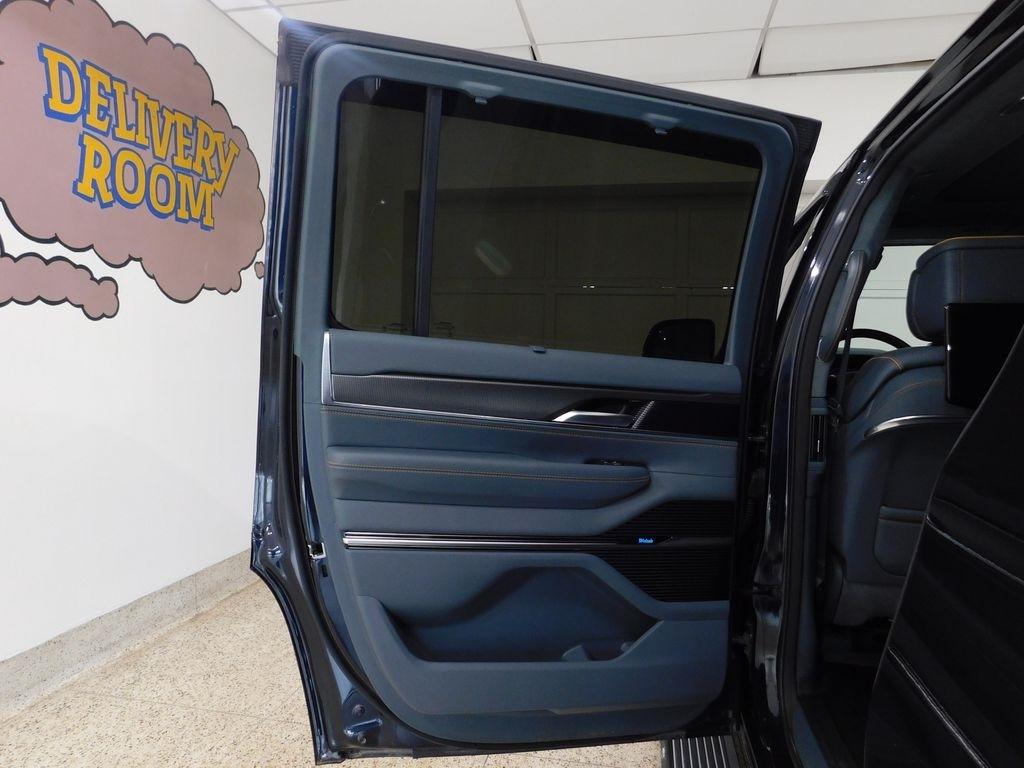 Jeep Grand Wagoneer Series III 4WD 2023
