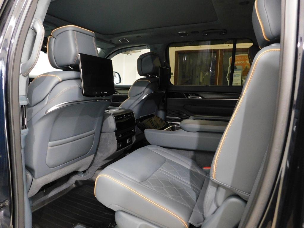 Jeep Grand Wagoneer Series III 4WD 2023