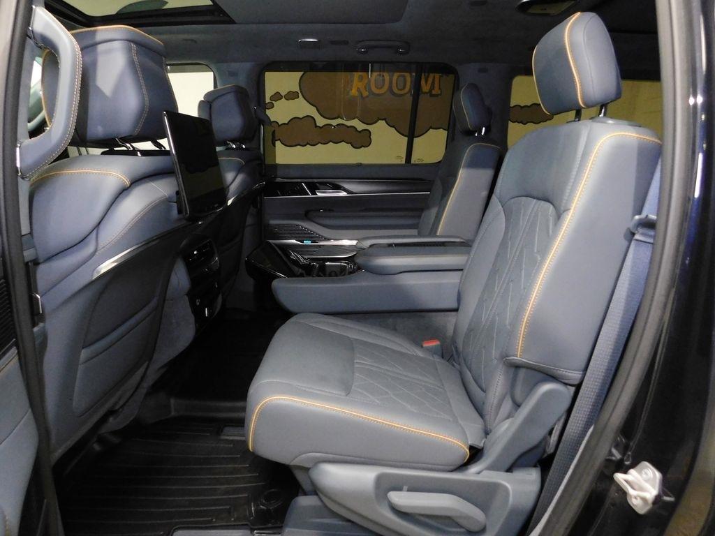 Jeep Grand Wagoneer Series III 4WD 2023
