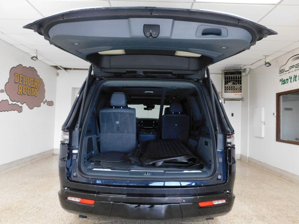 Jeep Grand Wagoneer Series III 4WD 2023