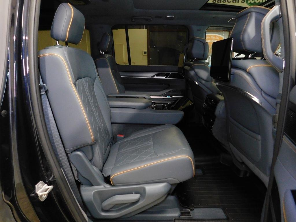 Jeep Grand Wagoneer Series III 4WD 2023
