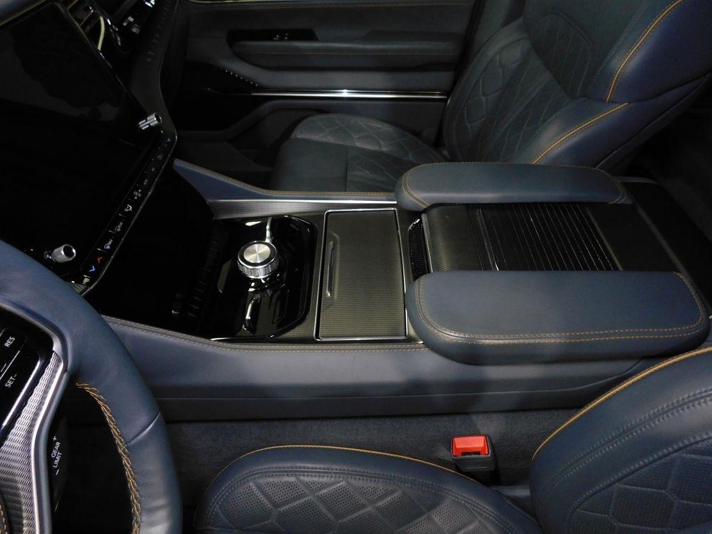 Jeep Grand Wagoneer Series III 4WD 2023