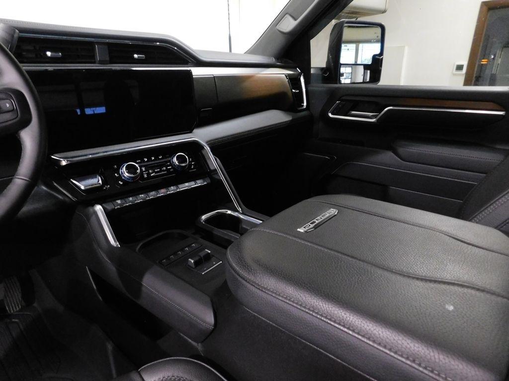 GMC Sierra 3500HD Denali Crew Cab 4WD 2025