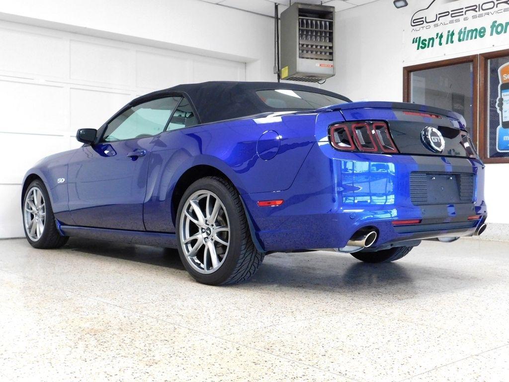 Ford Mustang GT convertible 2013