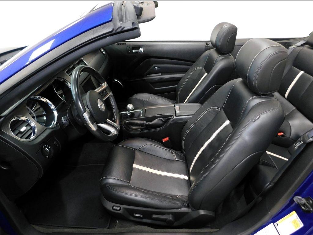 Ford Mustang GT convertible 2013