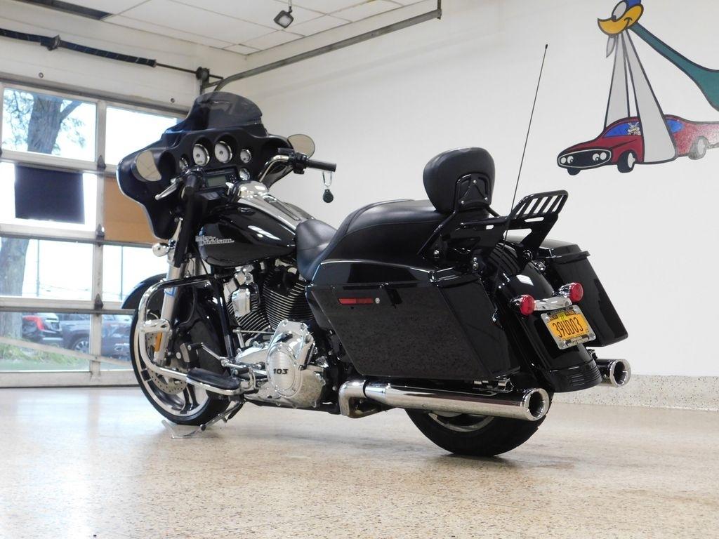 Harley-Davidson FLHX103  2011