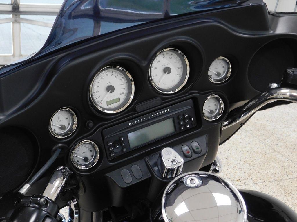Harley-Davidson FLHX103  2011