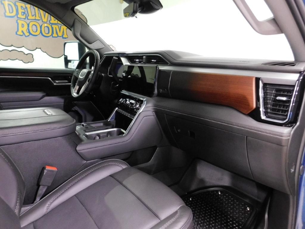 GMC Sierra 2500HD Denali Crew Cab 4WD SB 2026