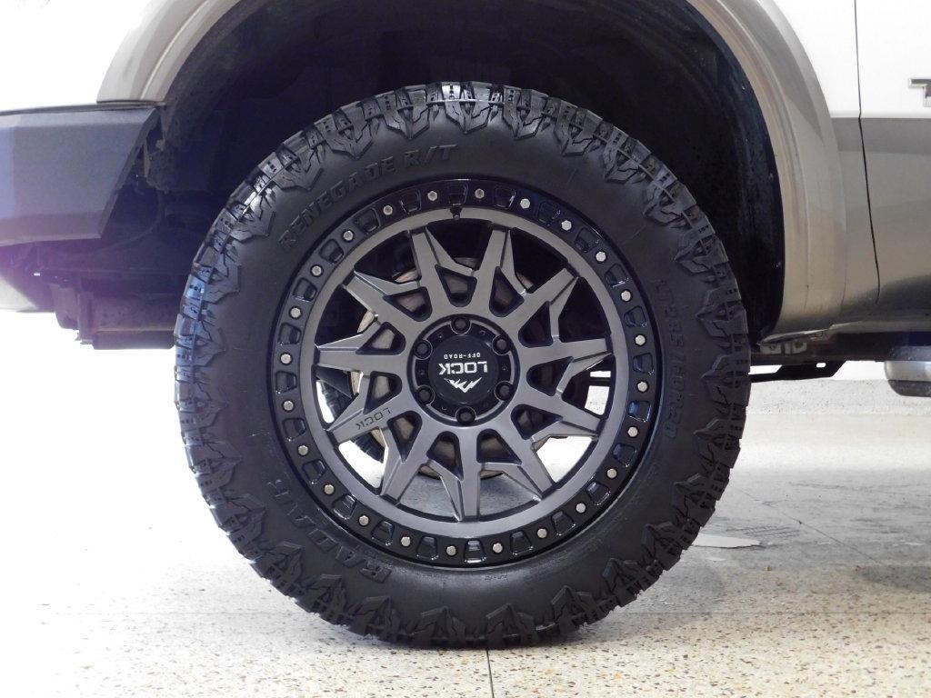 Nissan Titan Platinum Reserve Crew Cab 4WD 2017