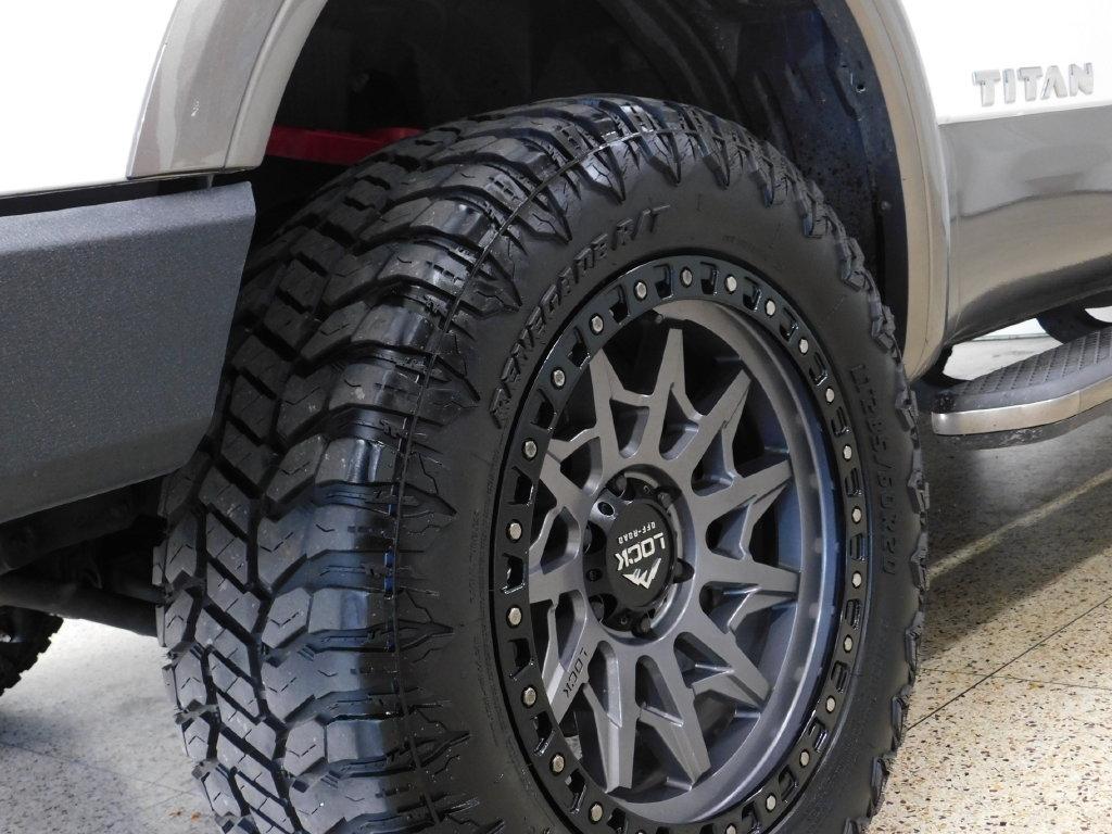 Nissan Titan Platinum Reserve Crew Cab 4WD 2017