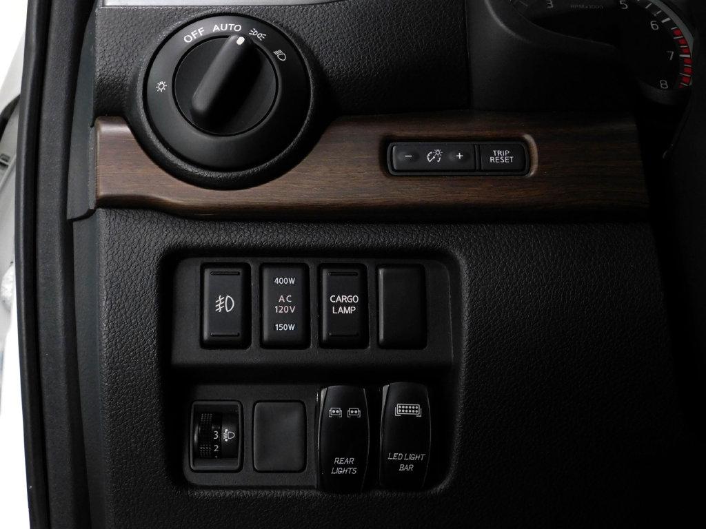 Nissan Titan Platinum Reserve Crew Cab 4WD 2017