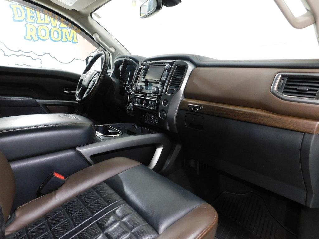 Nissan Titan Platinum Reserve Crew Cab 4WD 2017