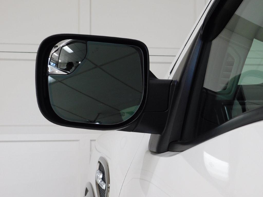 Nissan Titan Platinum Reserve Crew Cab 4WD 2017