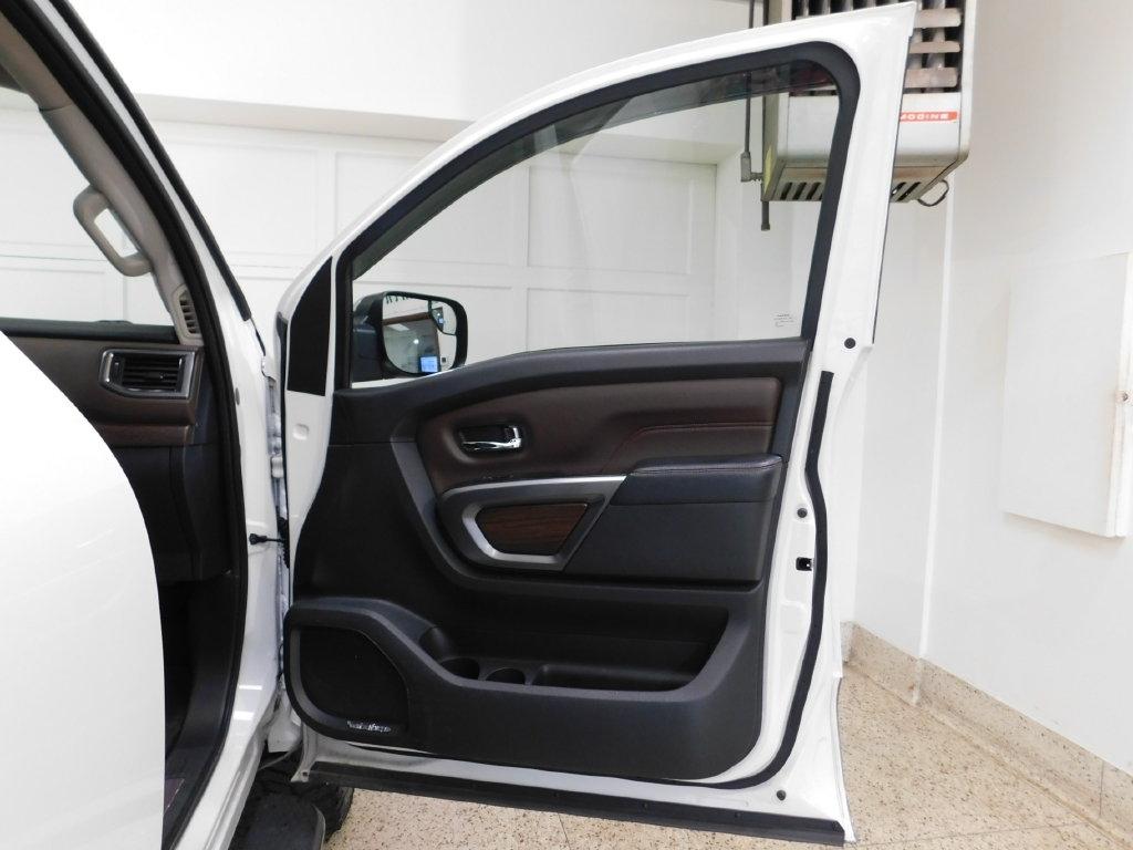 Nissan Titan Platinum Reserve Crew Cab 4WD 2017