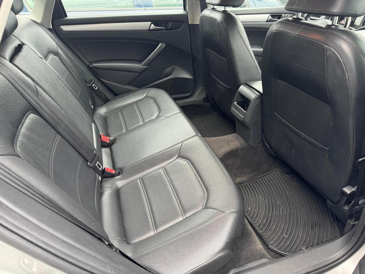 Volkswagen Passat 2.5L SE AT 2012
