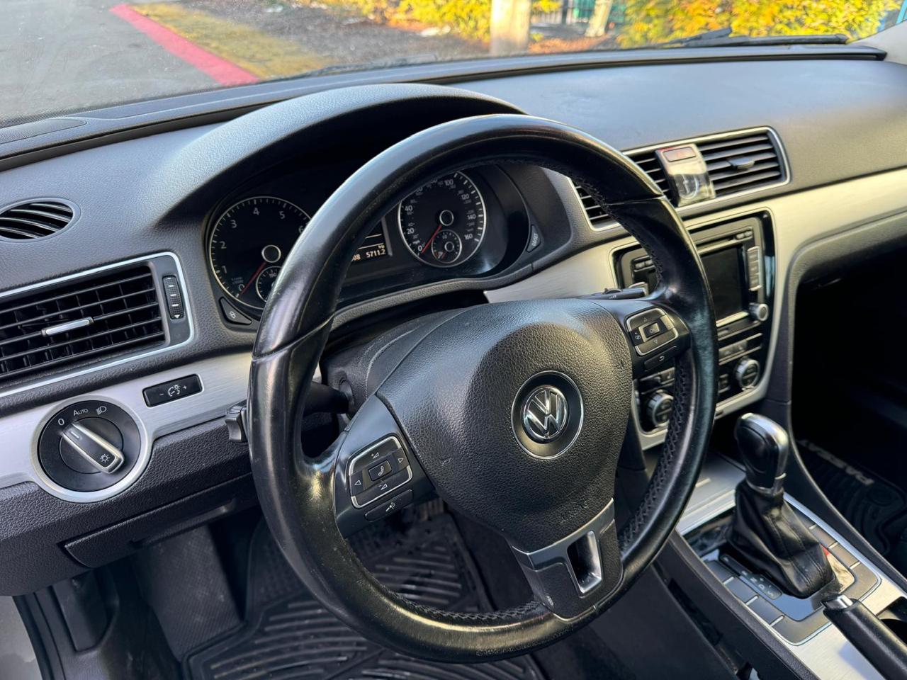 Volkswagen Passat 2.5L SE AT 2012