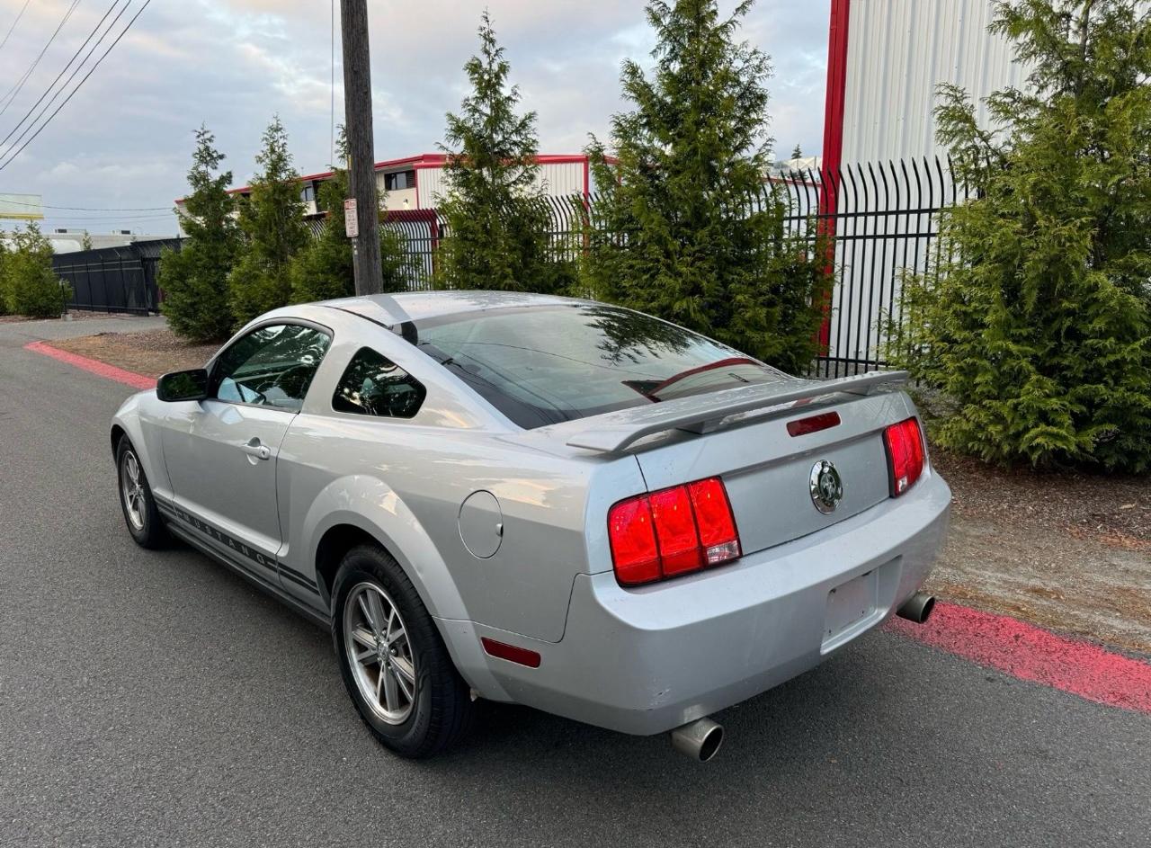 Ford Mustang V6 Deluxe Coupe 2005