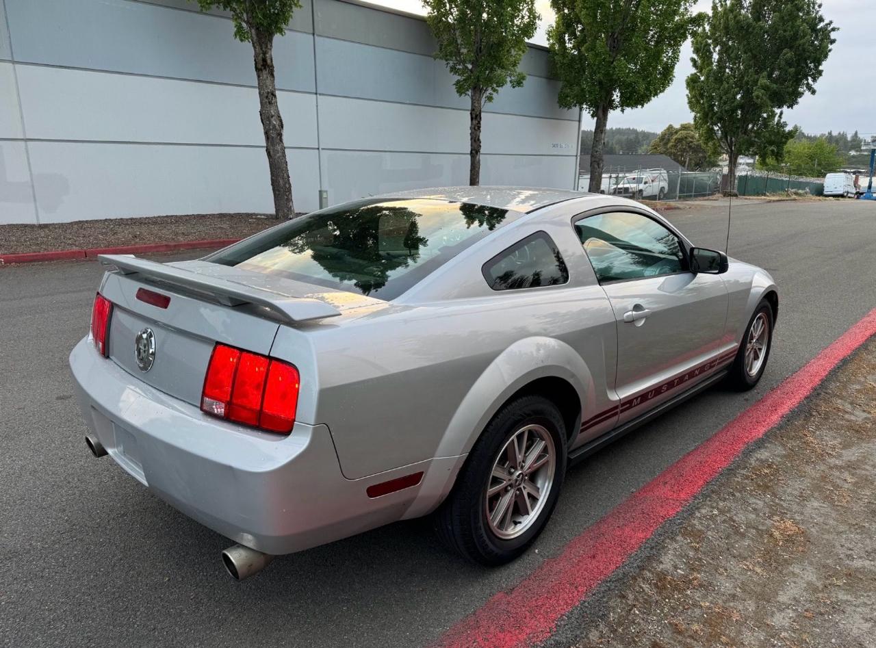 Ford Mustang V6 Deluxe Coupe 2005