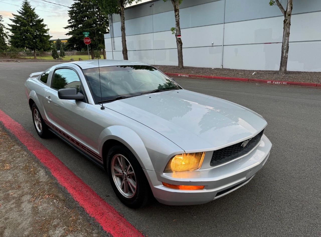 Ford Mustang V6 Deluxe Coupe 2005