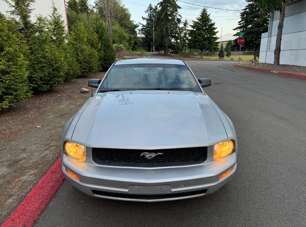 Ford Mustang V6 Deluxe Coupe 2005