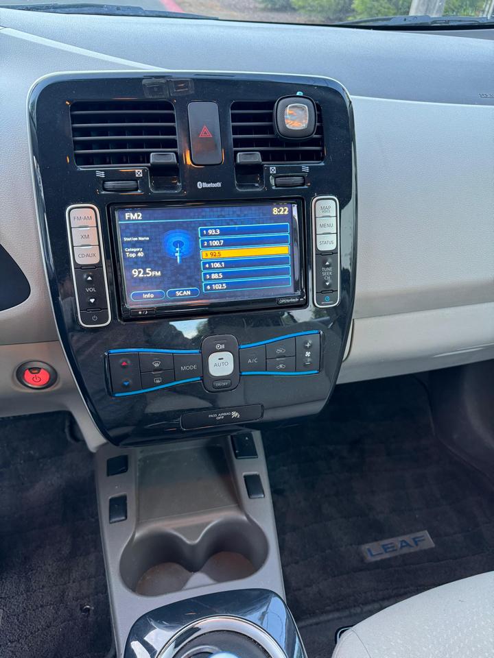 Nissan Leaf SL 2011