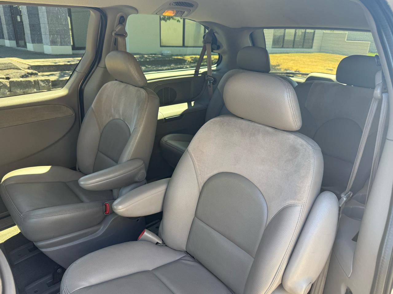 Chrysler Town & Country Limited FWD 2003