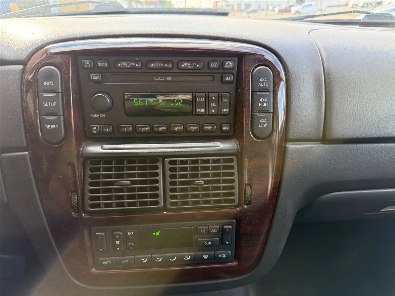 Ford Explorer Limited 4.6L 4WD 2004