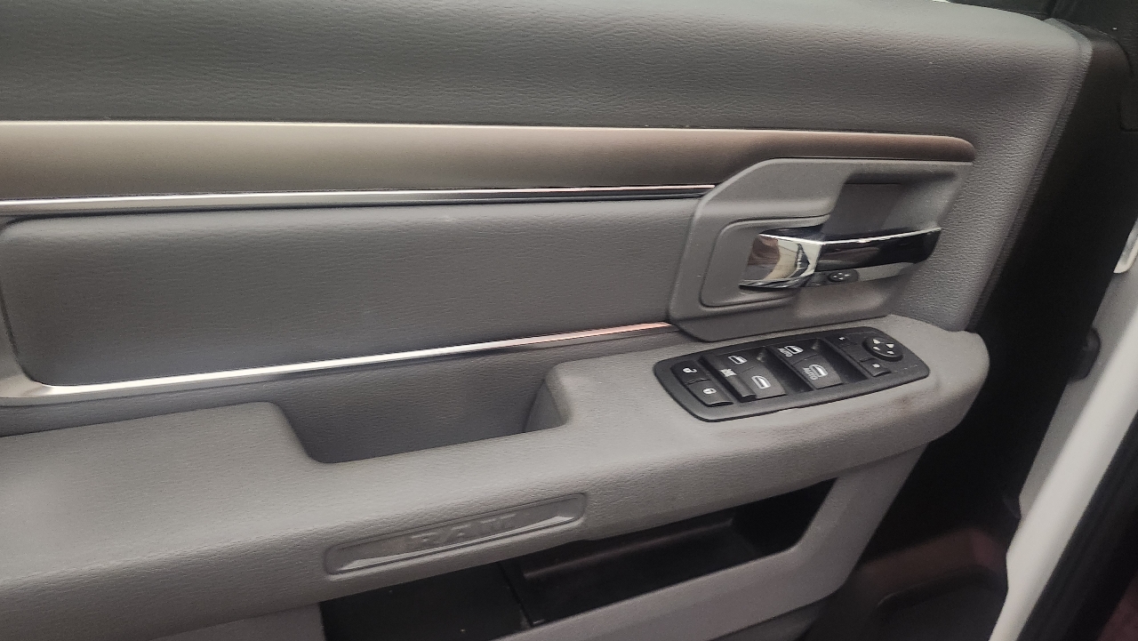 2020 Ram 1500 SLT photo 11