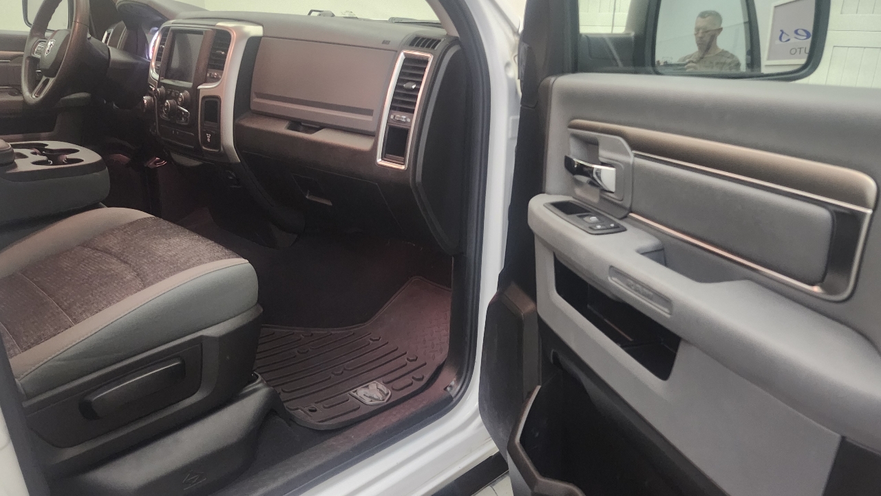 2020 Ram 1500 SLT photo 14