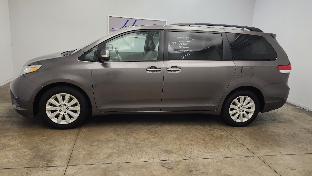 2013 Toyota Sienna Limited photo 3