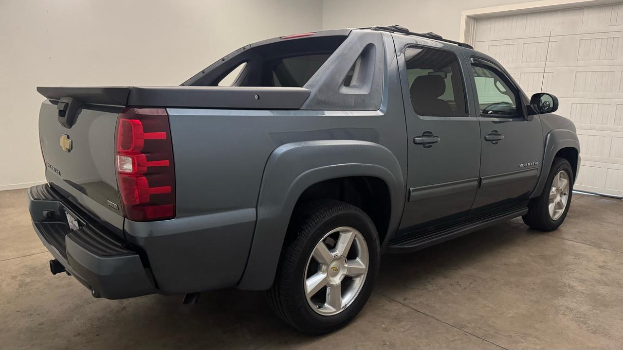 Chevrolet Avalanche LT 4WD 2011