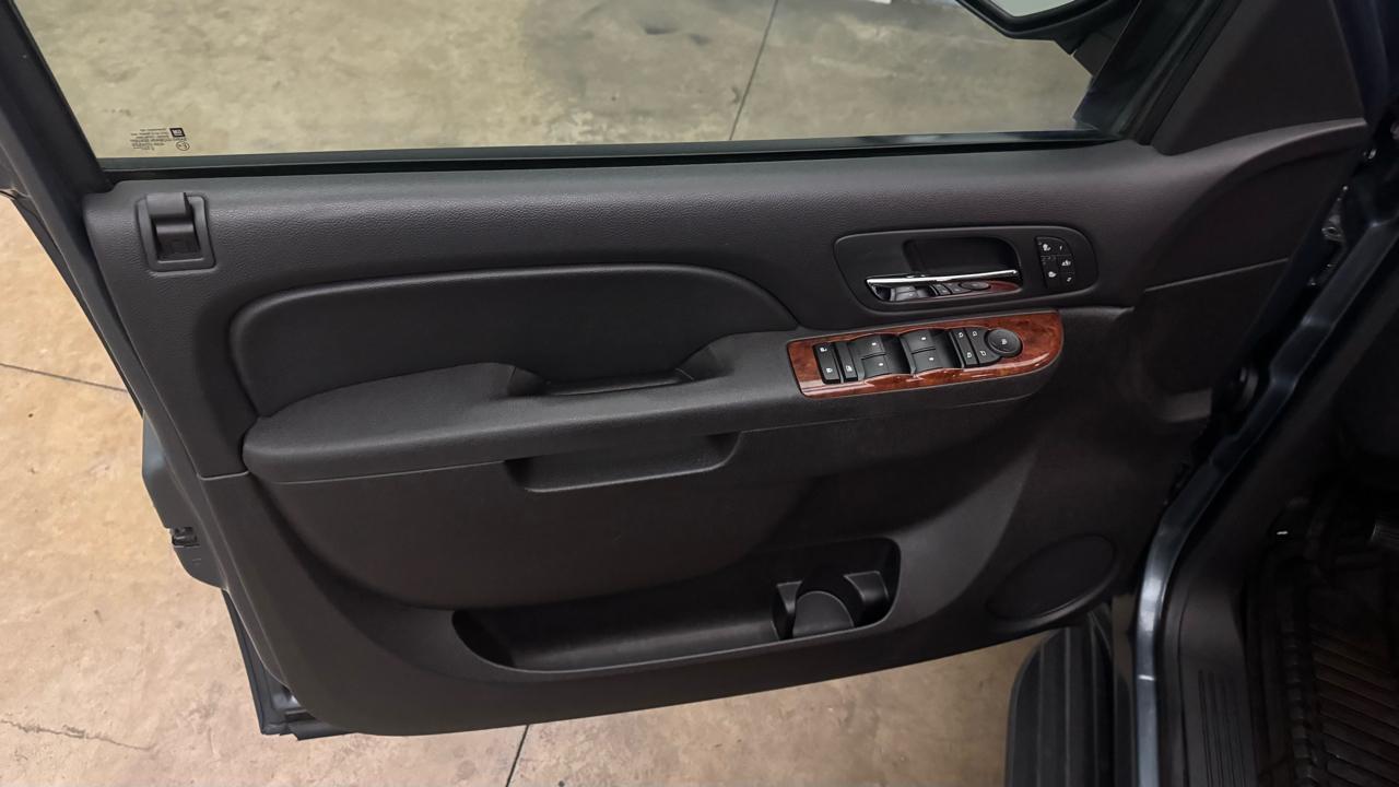Chevrolet Avalanche LT 4WD 2011