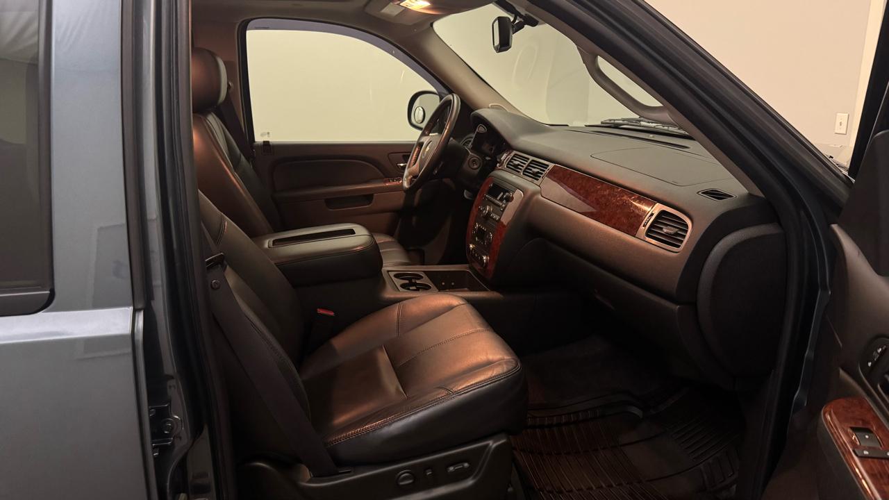 Chevrolet Avalanche LT 4WD 2011