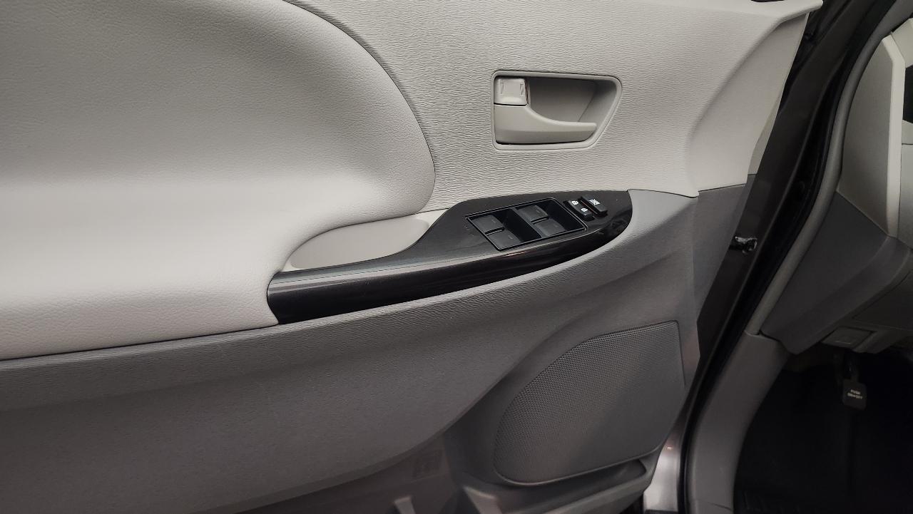 Toyota Sienna LE 2014